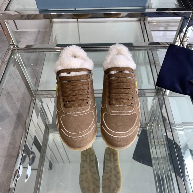 皮里 毛里 Prada 普拉达2024Ss 秋冬新款德训鞋 休闲鞋 这款牛筋底上脚非常舒适，今年非常火爆， 面料：鞋面进口麂皮 羊皮内里 羊毛里 原版tpu橡胶